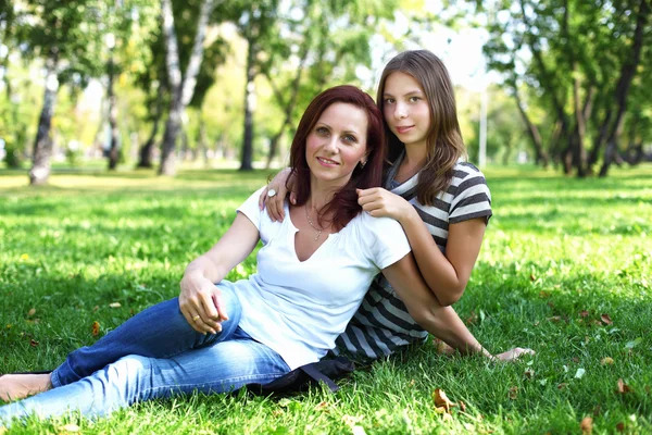 Anya a lányával, nyári Park — Stock Fotó