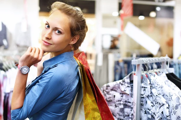 Mujer en una tienda comprando ropa — Foto de Stock