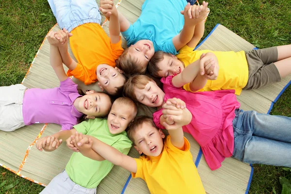 Grupa dzieci w parku — Zdjęcie stockowe