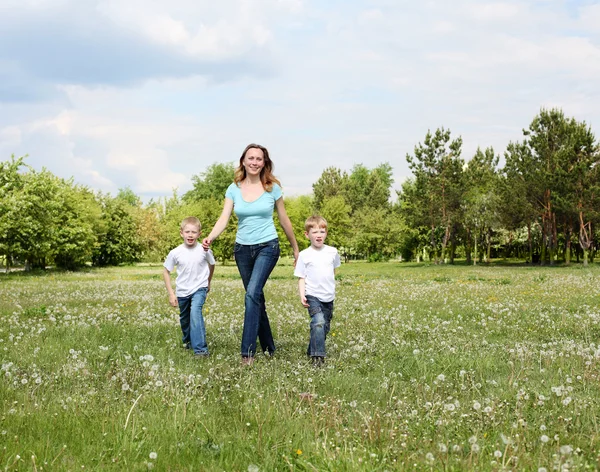 Moeder met haar twee zoons outdoors — Stockfoto