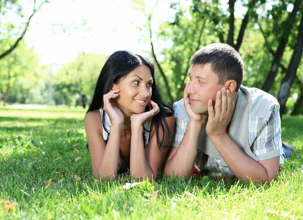 Casal passar tempo juntos no parque de verão — Fotografia de Stock