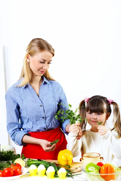 Ung mamma matlagning hemma med hennes daoghter — Stockfoto