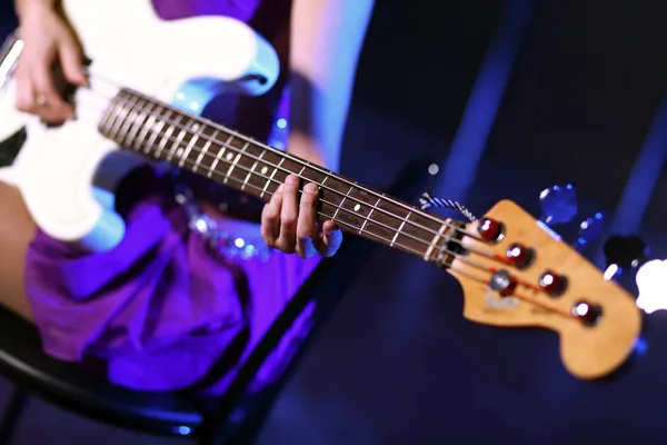 Giovane chitarrista esibendosi nel night club — Foto Stock