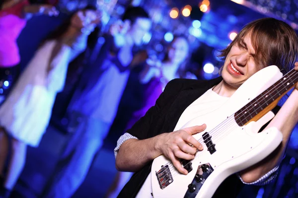 나이트 클럽에서 공연 하는 젊은 기타 연주자 — 스톡 사진