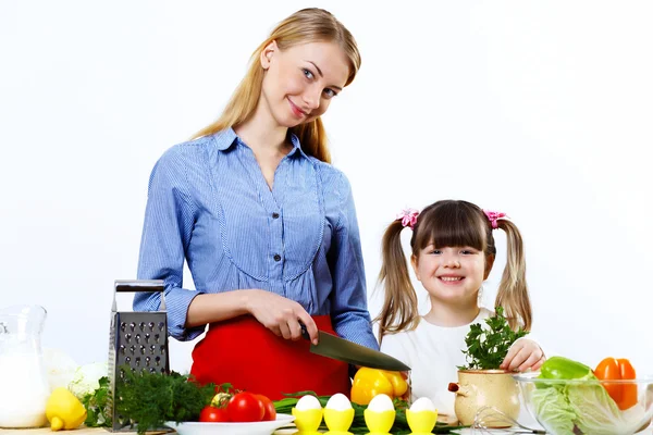 Jeune mère cuisine à la maison avec son taoghter — Photo