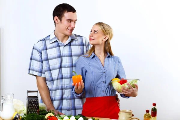Муж и жена вместе готовят дома — стоковое фото