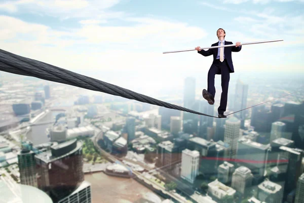 Geschäftsmann balanciert auf dem Seil — Stockfoto