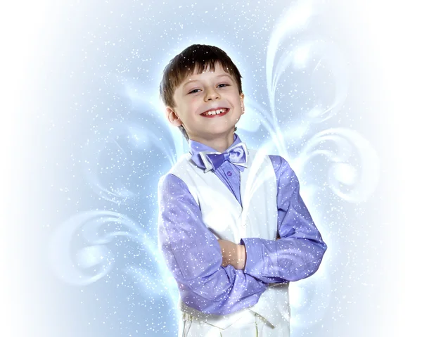 Счастливый мальчик в костюме — стоковое фото