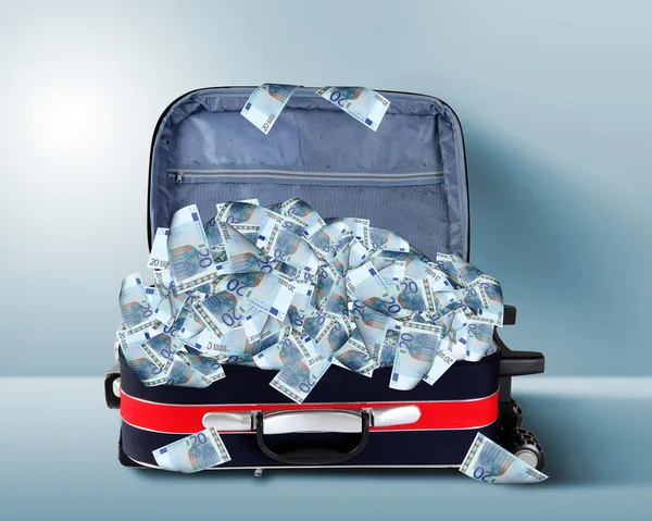 銀行券の完全なスーツケース — ストック写真