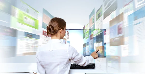 Kobieta pracuje z wirtualnego cyfrowych ekranów — Zdjęcie stockowe