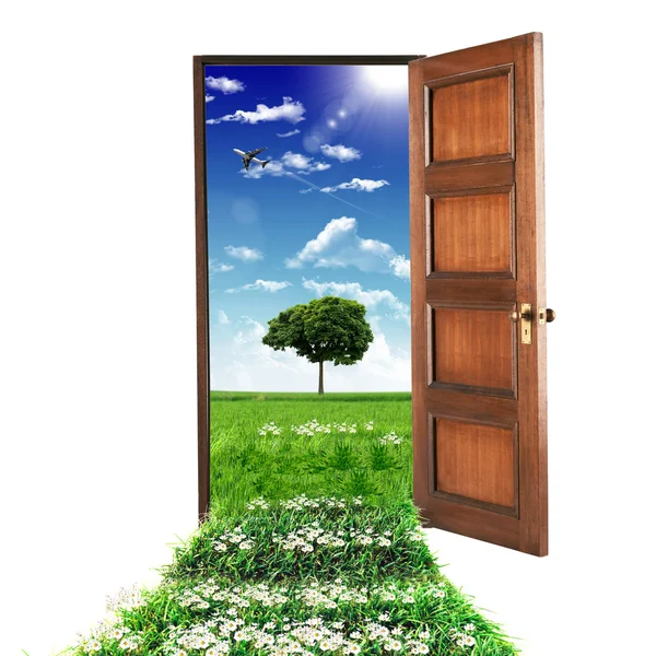 Otwarte drzwi prowadzące do lata — Zdjęcie stockowe