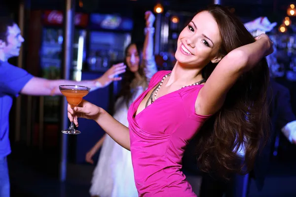 Jonge vrouw plezier op discotheek disco — Stockfoto