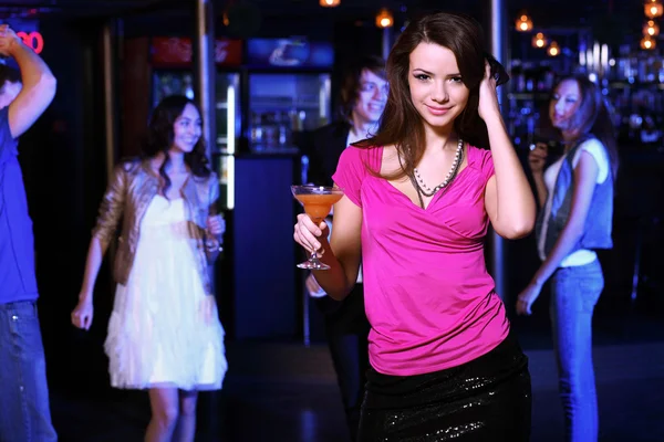 ナイトクラブ ディスコで楽しんで若い女性 — ストック写真