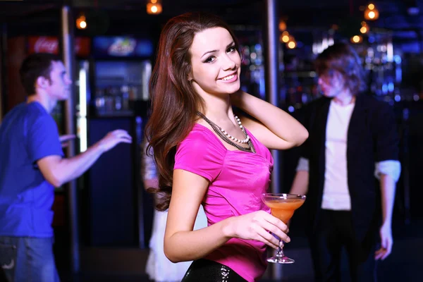 Jeune femme s'amuser à discothèque — Photo