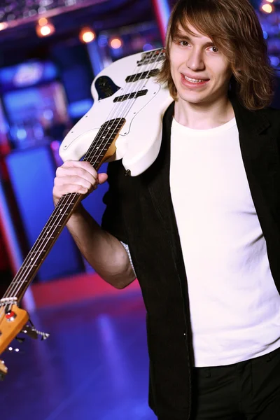 Fiatal gitáros előadás-ban éjszakai klub — Stock Fotó
