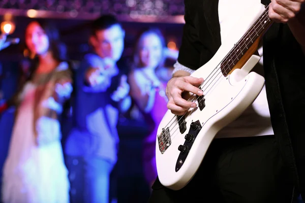 Молодой гитарист выступает в ночном клубе — стоковое фото