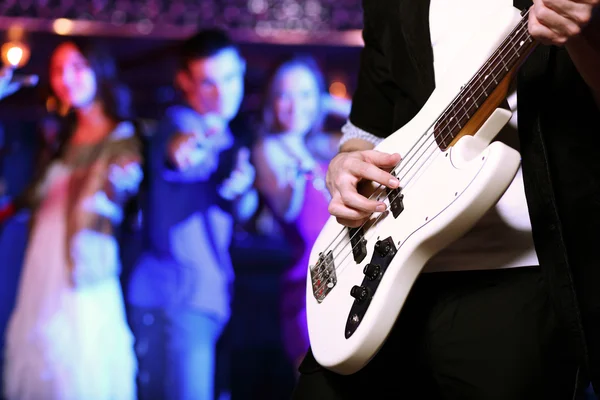 Jovem guitarrista atuando em boate — Fotografia de Stock