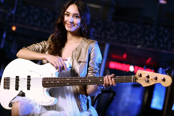 Young guitar player performing in night club — Stock Photo, Image