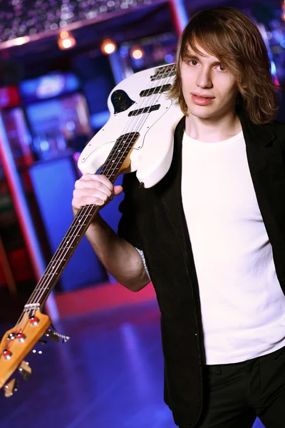 在夜总会中执行的年轻吉他手 — 图库照片