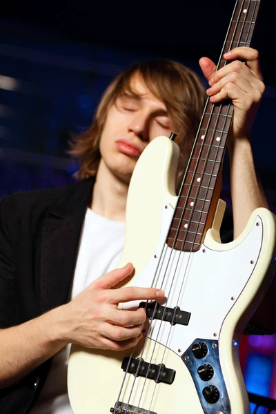 Fiatal gitáros előadás-ban éjszakai klub — Stock Fotó