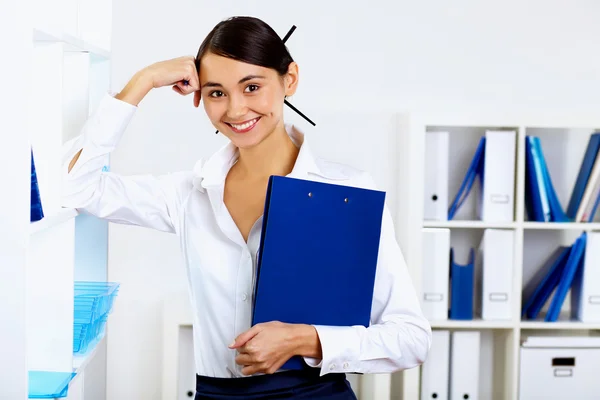 Młoda kobieta biznesu zużycie w biurze — Zdjęcie stockowe