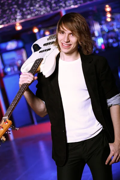 Gece kulübünde gerçekleştiren genç gitarist — Stok fotoğraf