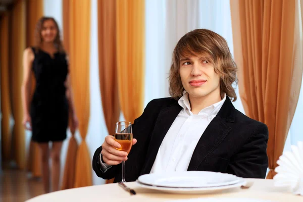 レストランに座っている若いハンサムな男 — ストック写真