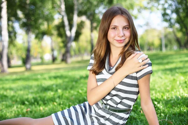 Junge Frau im Sommerpark — Stockfoto