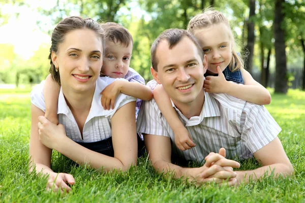 Семья вместе в парке — стоковое фото