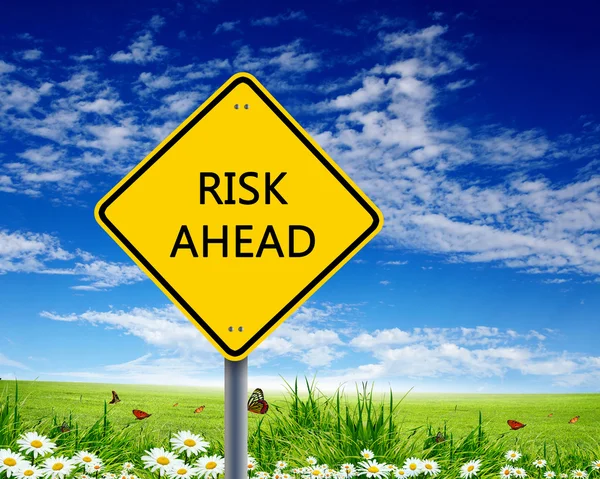 Vägmärke som varnar om risken framåt — Stockfoto