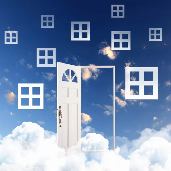 Weiße Tür vor blauem Himmel Hintergrund — Stockfoto