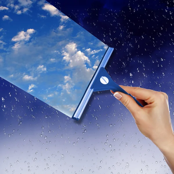Okno z niebieskim niebem i białymi chmurami — Zdjęcie stockowe