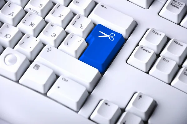 Клавиатура компьютера с символом ножниц — стоковое фото