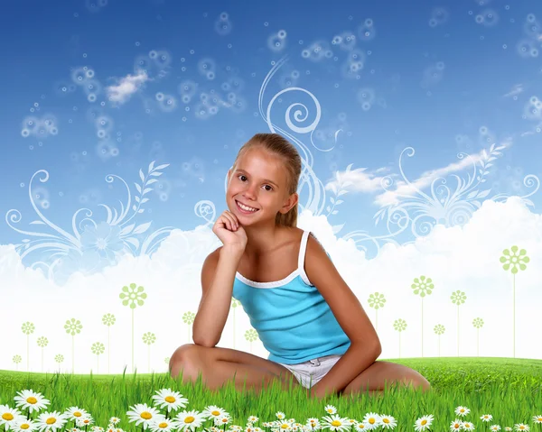 Menina sorridente na grama verde — Fotografia de Stock