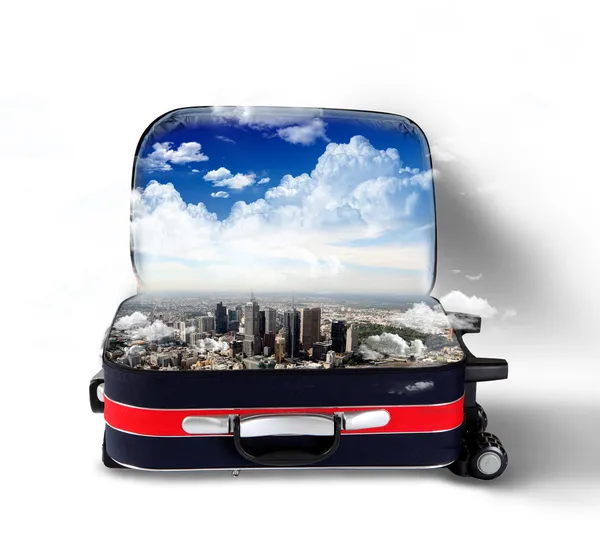 Kırmızı çanta ile şehir içinde — Stok fotoğraf