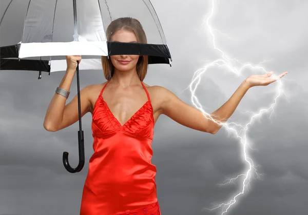 Jolie jeune femme avec parapluie et coeurs — Photo