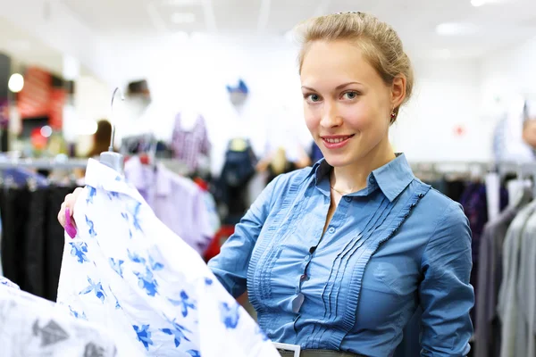 Žena v obchodě nákup oblečení — Stock fotografie