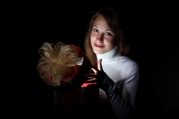 Jovem mulher lendo um livro de magia — Fotografia de Stock