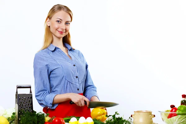 Жінка готує свіжу їжу вдома — стокове фото