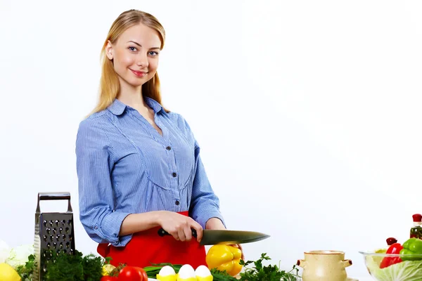 Donna che cucina pasto fresco a casa — Foto Stock