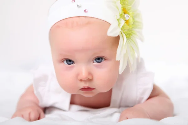 Portrét holčičku s květinou na hlavu — Stock fotografie