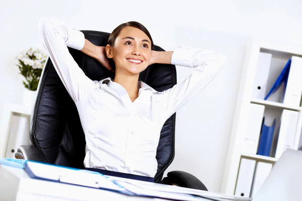 Jovem mulher em negócios desgaste no escritório — Fotografia de Stock