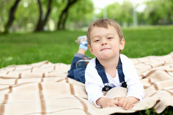 Parktaki bir çocuğun portresi. — Stok fotoğraf