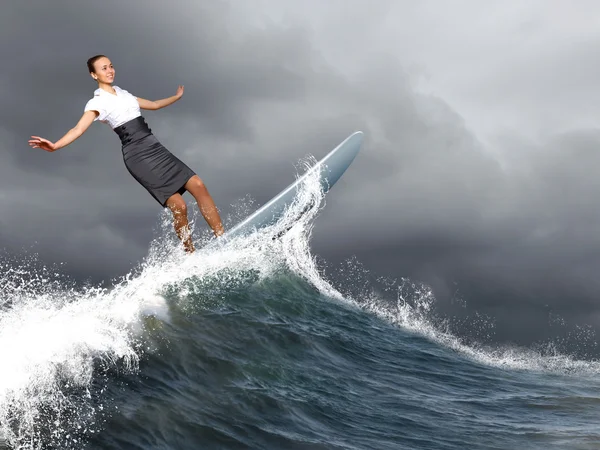 Предпринимательница, занимающаяся серфингом на морских волнах — стоковое фото