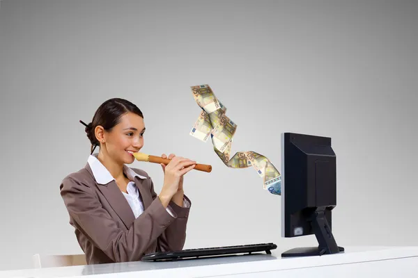 Affärskvinna på arbetsplatsen och pengar symboler — Stockfoto