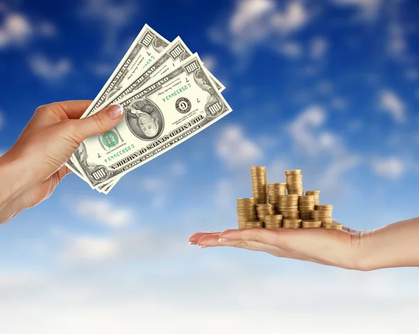 Ludzkie ręce, trzymając pieniądze przeciw błękitne niebo — Zdjęcie stockowe