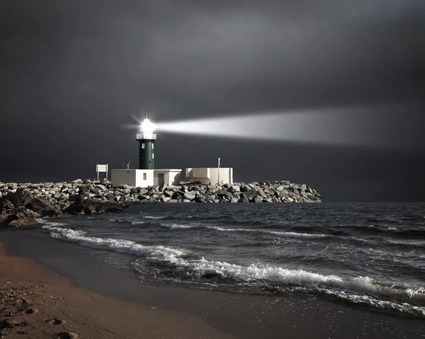 Leuchtturm mit einem Lichtstrahl — Stockfoto
