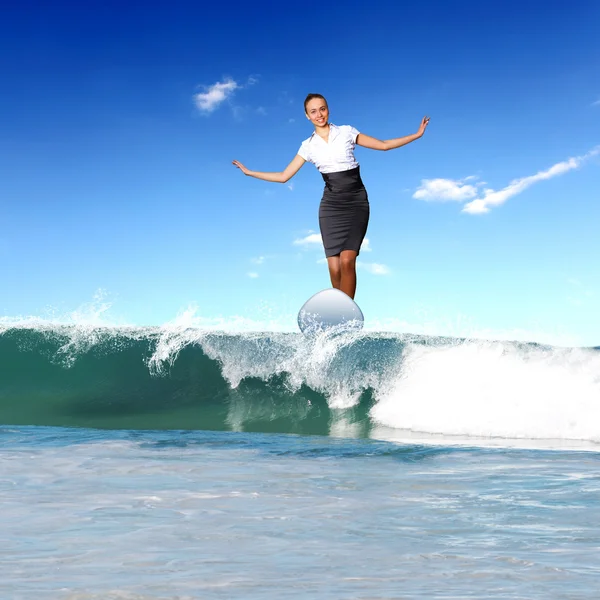 Donna d'affari che fa surf sulle onde del mare — Foto Stock