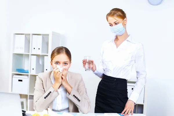 С простудой и гриппом на рабочем месте — стоковое фото