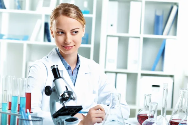 Jovem cientista trabalhando em laboratório — Fotografia de Stock